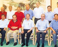 ��N HATIRASI  Kemal Bayta��n (�nde k�rm�z� ti��rtl�) kurdu�u T�rk�in Dostluk derne�i �yeleri ile �inde �ekilen bir hat�ra pozu.