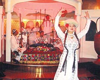 Cem Lokantas�ndaki m�zik de, oyunlar da bizimkileri and�r�yor.