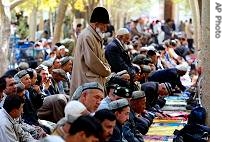 Turkic descent Muslim Uighur men pray at 568-year-old Id Kah mosque in Kashgar(File photo - Sept. 28, 2001)